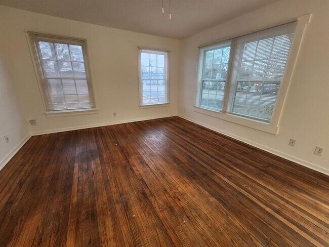 Building Photo - 3 Bed 2 Bath in Hyde Park with Huge Yard