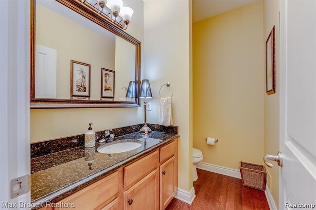 Building Photo - 1050 Oakwood Dr