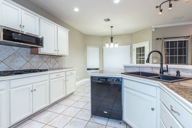 Building Photo - 5 Bed / 2.5 Bath in South Tulsa!