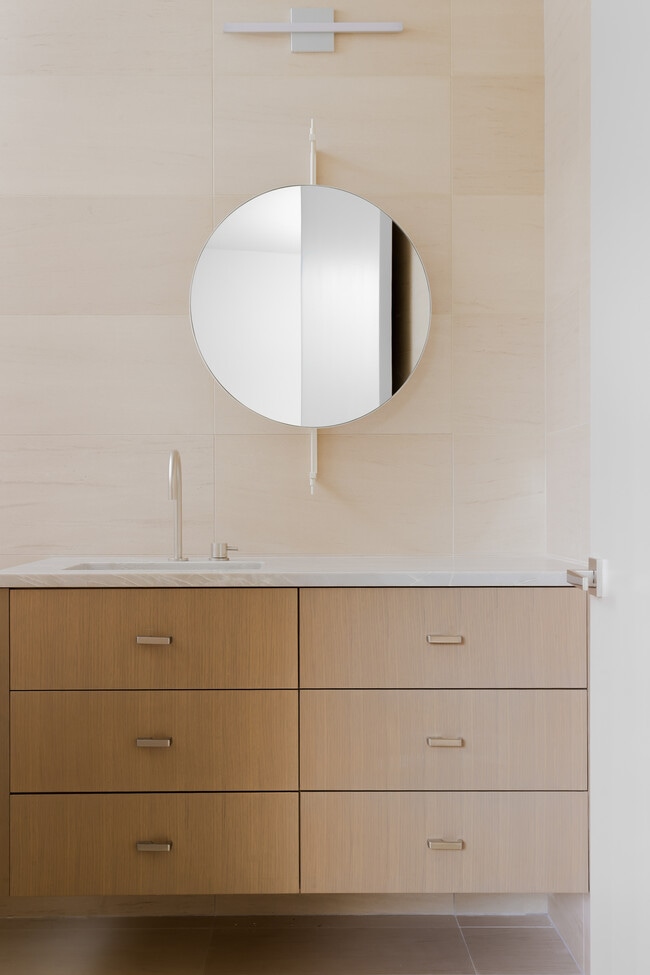 Building Photo - 2106 Matthews Dr