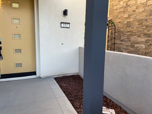 Building Photo - Stunning 3 bedroom 3 bath home in the Grea...