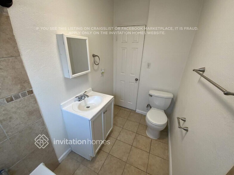 Building Photo - 1626 W 60th Pl