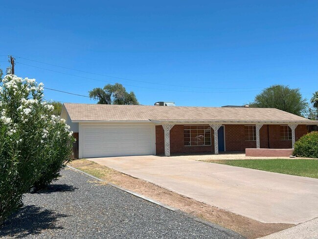 Building Photo - BEAUTIFUL RED BRICK HOME ON A LARGE CUL-DE...