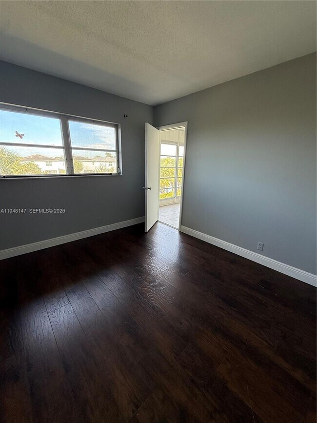 Building Photo - 1021 Crystal Lake Dr