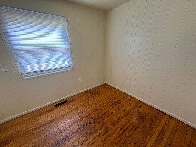 Building Photo - Charming 3-bedroom, 1.5-bath home in Dayton
