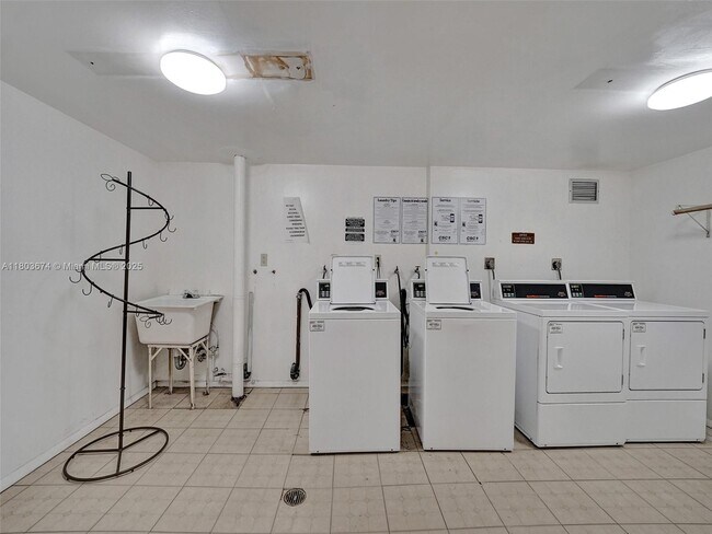 Building Photo - 1301 NE Miami Gardens Dr