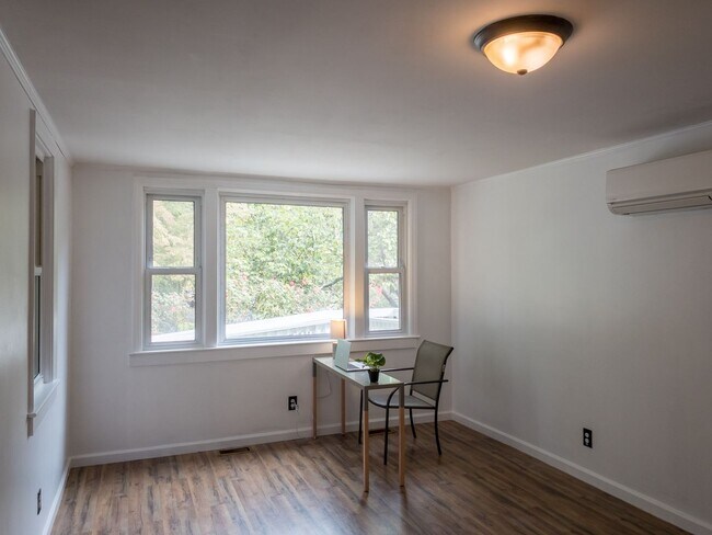 Building Photo - Beautiful Three-Bedroom with Fenced Yard i...