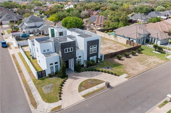 Building Photo - 32 May Dr