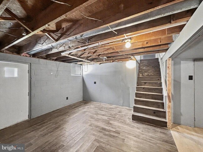 Building Photo - 4615 Lincoln Way E