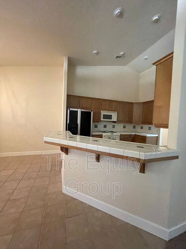 Building Photo - 608 W Evergreen Ct