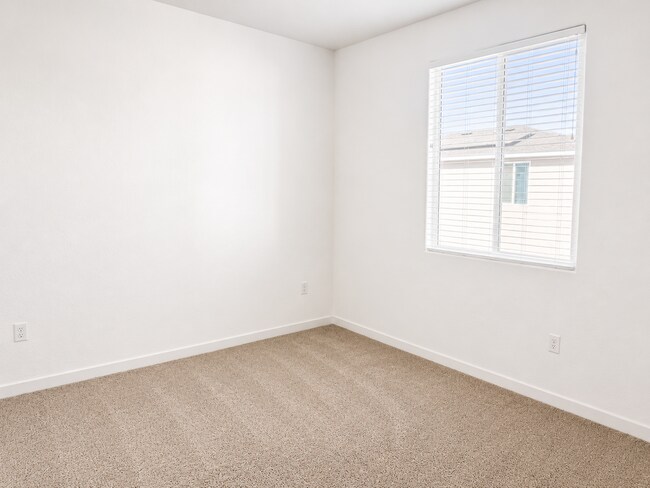 Building Photo - 2806 N Applegate Ave