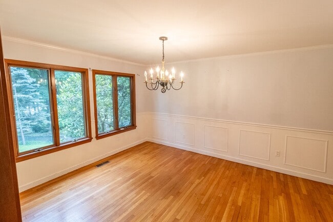 Building Photo - Beautiful Contemporary 3 Bedroom Home