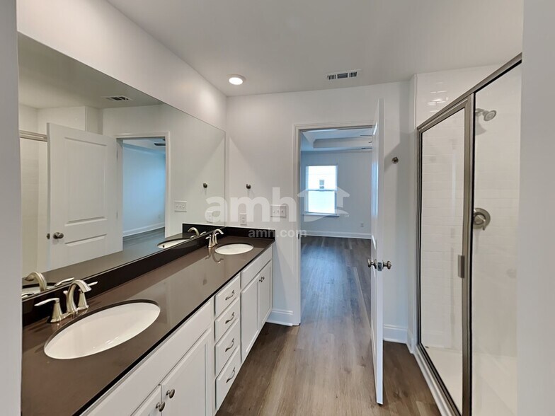 Building Photo - 215 Deanscroft Dr