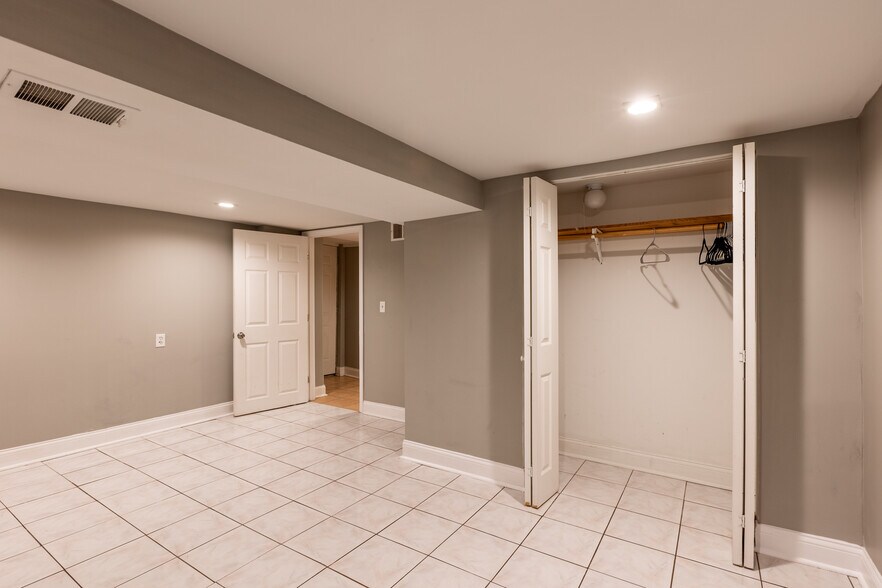 Building Photo - 1122 W 19th St