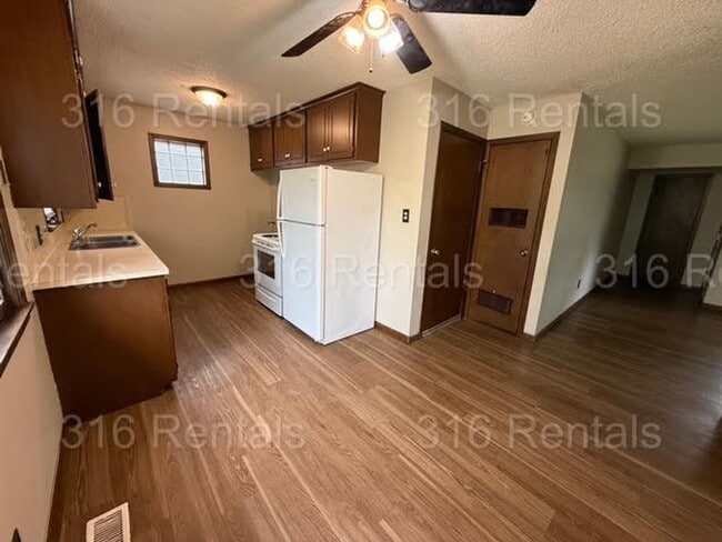 Building Photo - $1000 - 3 bedroom/ 1 bathroom - Gorgeous H...