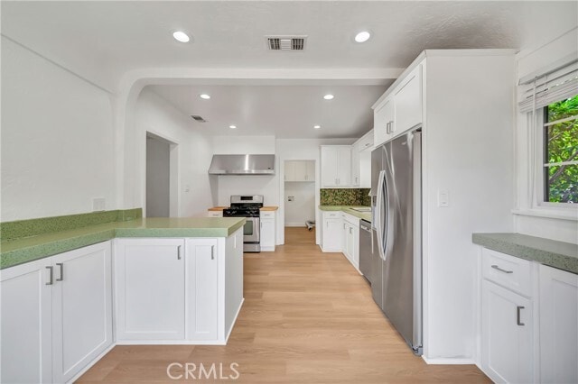 Building Photo - 546 S Beachwood Dr