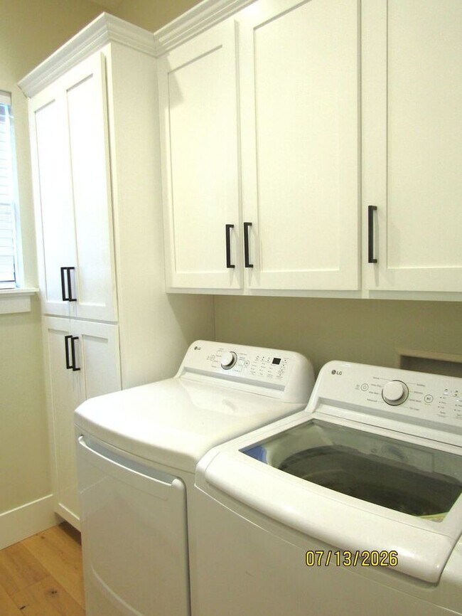 Building Photo - Beautiful 3 Bed 2.5 Bath Home in Larkfield Wikiup Neighborhood $5,000 per month!