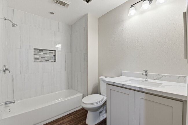 Building Photo - 8515 Leafdale Dr