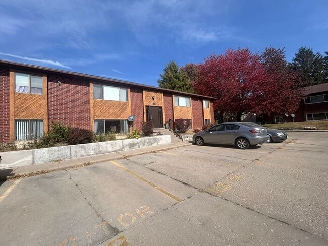 Building Photo - $825 | 2 Bedroom, 1 Bathroom Apartment | C...