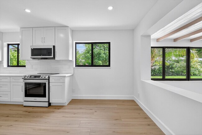 Building Photo - 143 SE 27th Way