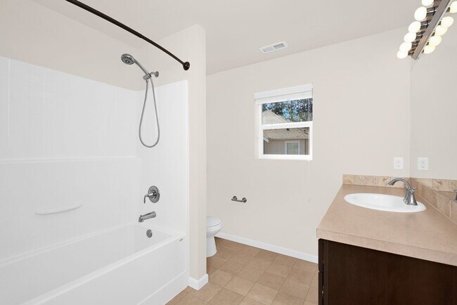 Building Photo - Gorgeous 4 Bedroom Lynnwood Home ready for December move-in!