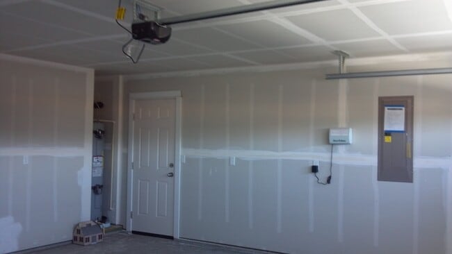 Building Photo - Single Story Home with Fully Fenced Yard & Close to Shopping/Restaurants!