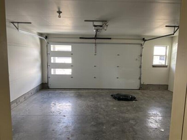 Building Photo - Spacious and Nicely Finished Townhome in Bozeman