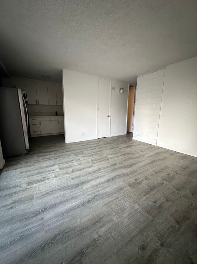 Building Photo - The Continental 2 bedroom, 1 bath, 1 assig...