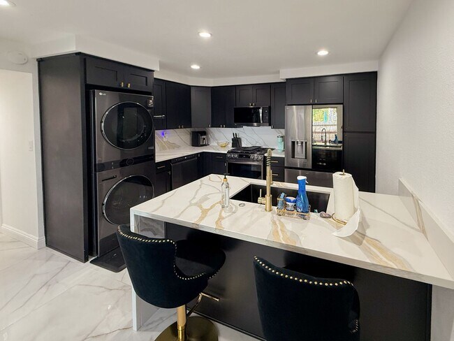 Building Photo - Renovated 3 Bedroom, 2 Bath Townhome with ...