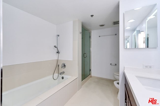 Building Photo - 10660 Wilshire Blvd