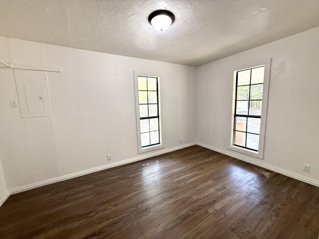 Building Photo - 535 Woodlawn Dr