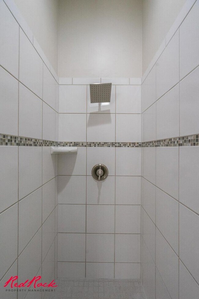 Building Photo - Pet Friendly 4 Bedroom Home! Internet Incl...
