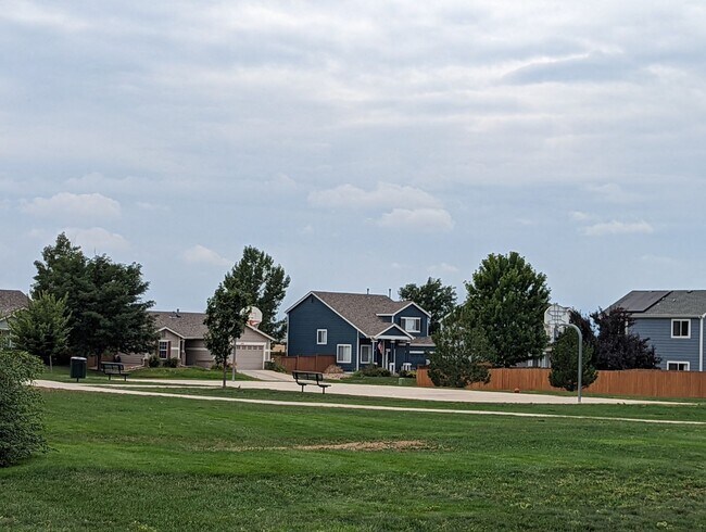 Building Photo - Gorgeous 2 Story 3 Bedroom 2.5 Baths in Da...