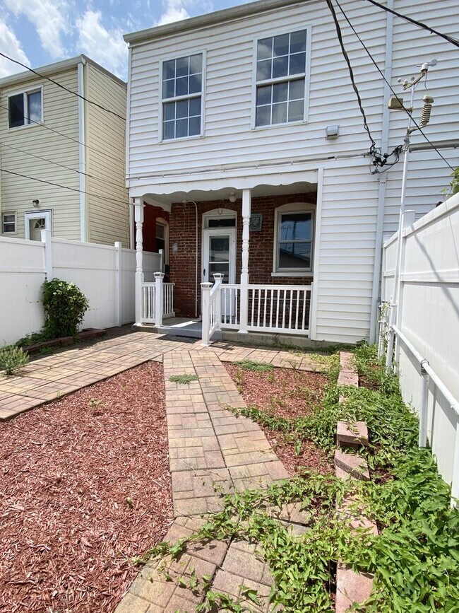 Building Photo - 3 Bedroom Duplex