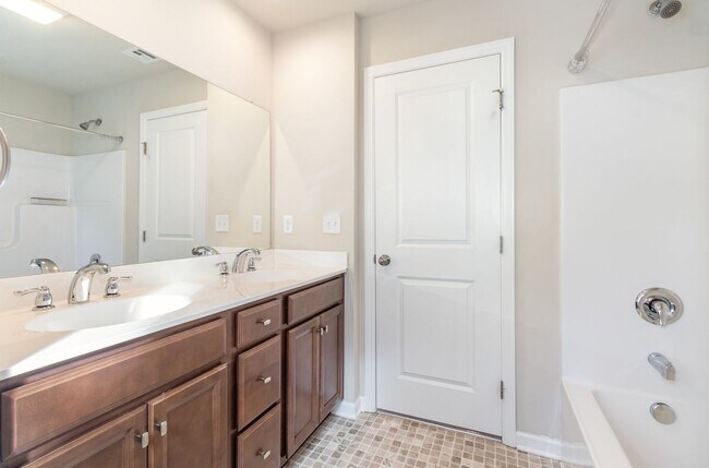 Building Photo - 1726 Bradley Dr