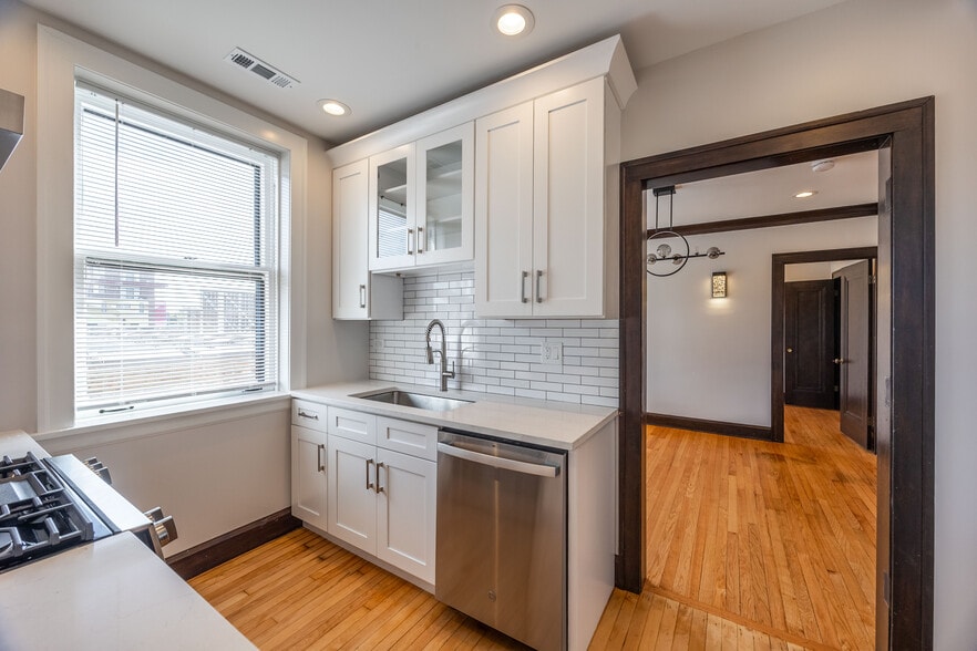 Building Photo - 6409 N Talman Ave
