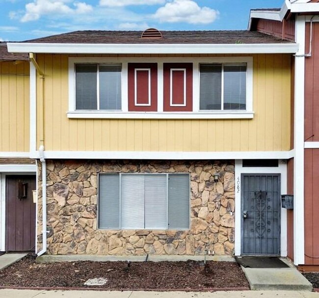 Building Photo - Updated 3 Bed 1.5 Bath Townhome