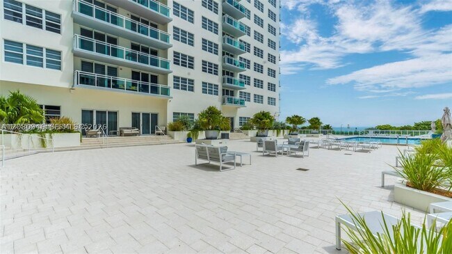 Building Photo - 6917 Collins Ave