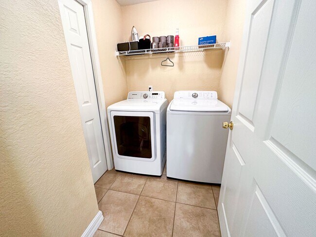 Building Photo - 3 Bed/ 2.5 Bath Pet Friendly Home!
