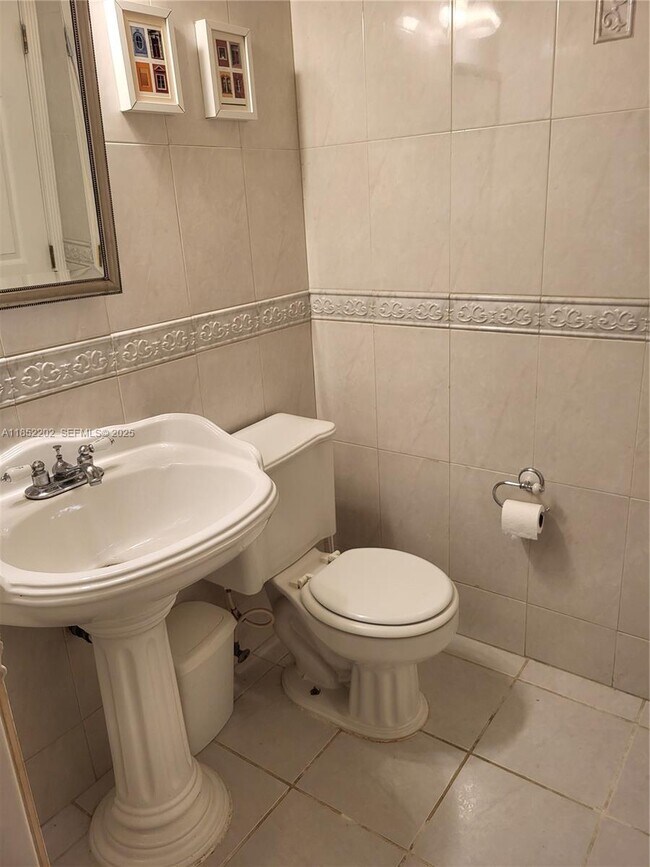 Building Photo - 3475 N Country Club Dr