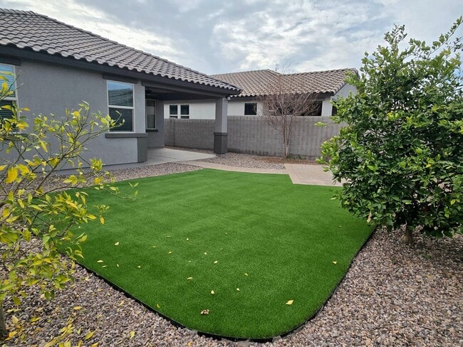 Building Photo - $500 MOVE-IN DISCOUNT - 3-BEDROOM WITH COMMUNITY POOL