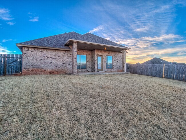 Building Photo - 4 Bedrooms/2 Baths/3Car - Deer Creek Schools - Gated Community of North Roselake Villas
