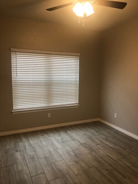 300 Kingdom Bedroom - 300 Kingdom Blvd