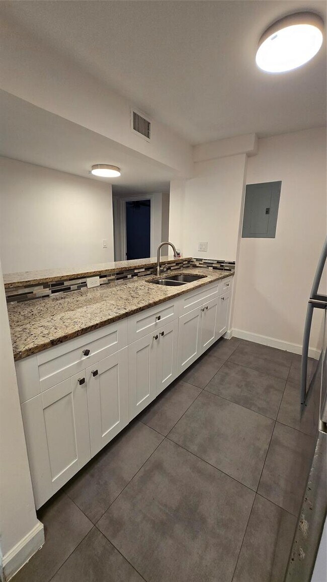 Building Photo - 13390 NE 7th Ave