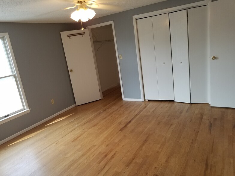 MasterBedroom with Walkin Closet - 5003 Hana Rd
