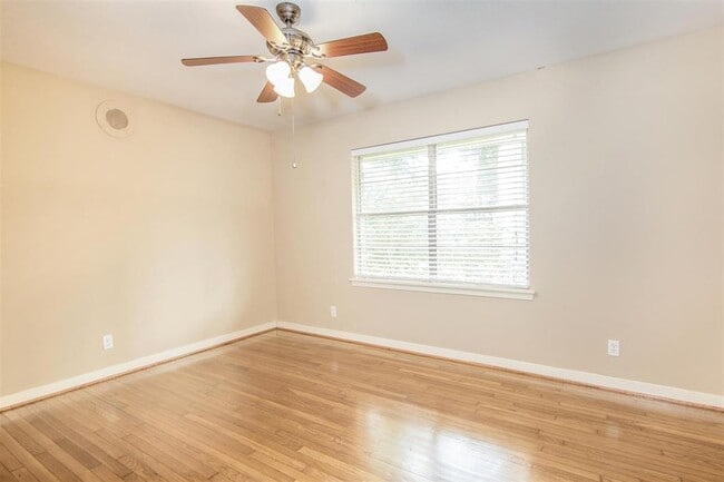 Building Photo - 9115 Highcrest Dr