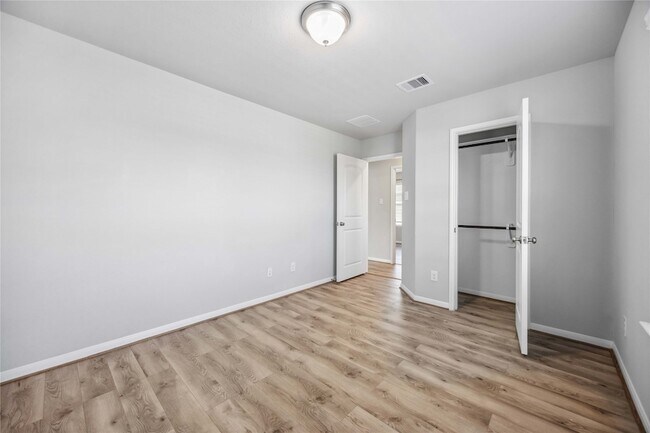 Building Photo - 5914 Prince Pl Dr