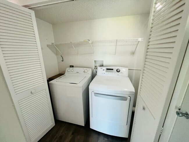 Building Photo - 4657 Fountains Dr S