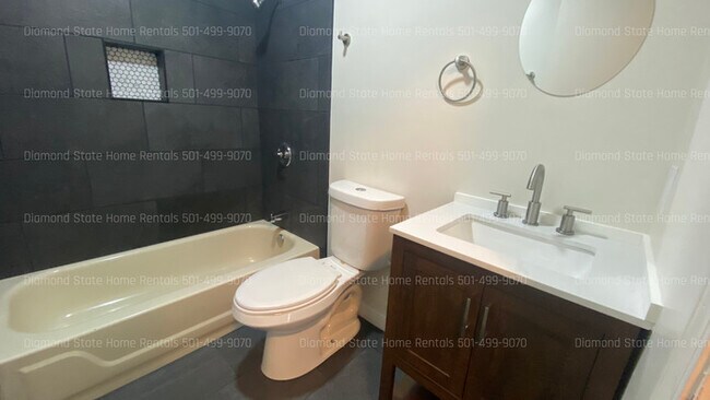 Building Photo - 4 bedroom 2 bath home for rent