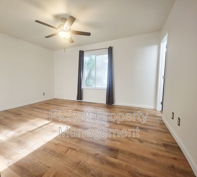 Building Photo - 18845 NE Meadow Run Dr